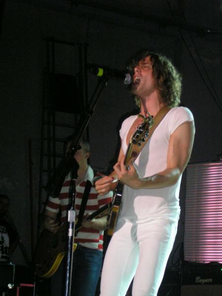 Johnny Borrell fidéle a ses habitudes, tout de blanc vétu alala (L)__________________________________